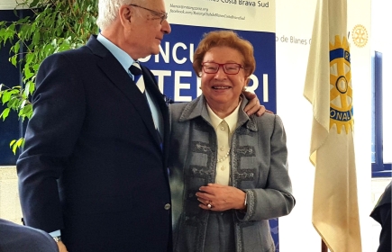 Carme Gironès i Lluís Pérez Desoy, past president del Districte, Nombrament Presidenta Honoraria del Rotary Club Blanes, 2018